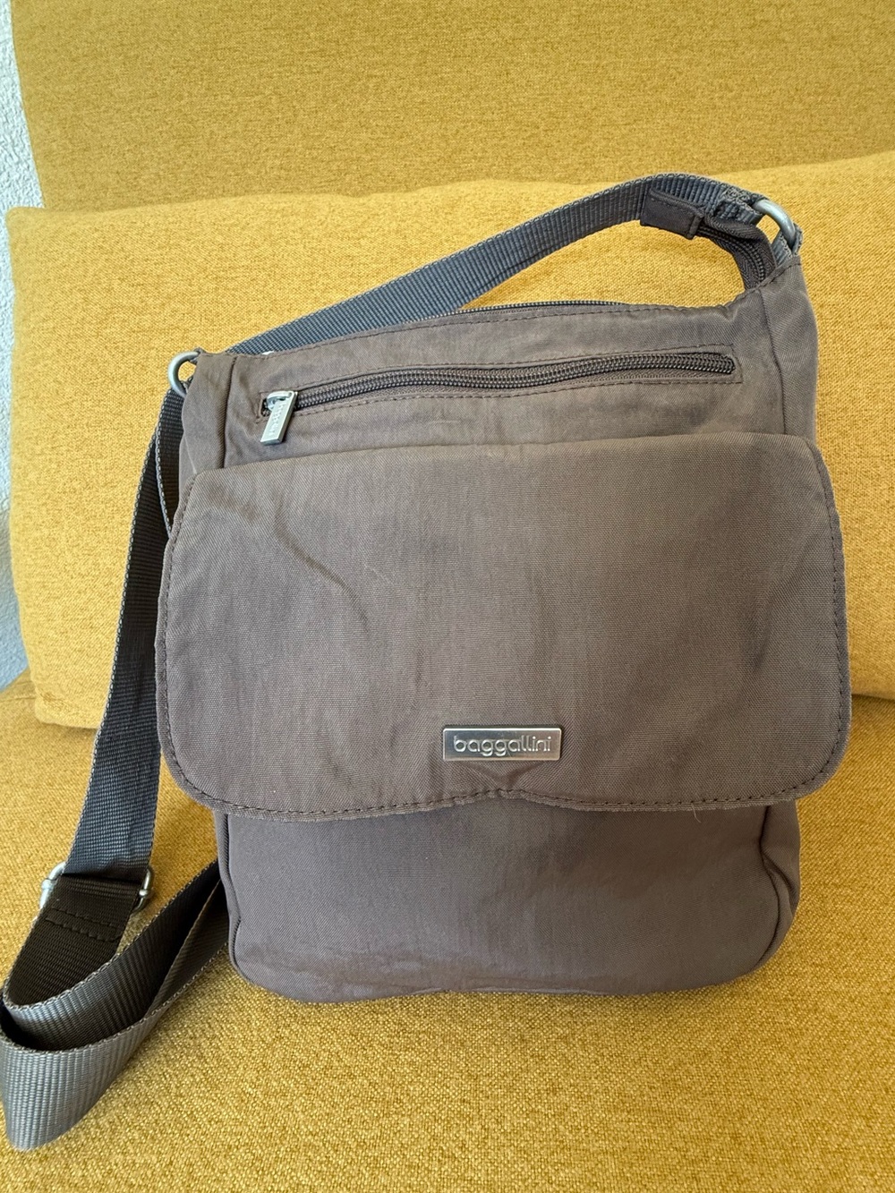Baggallini Brown Nylon Crossbody Travel Bag Organizer Lightweight